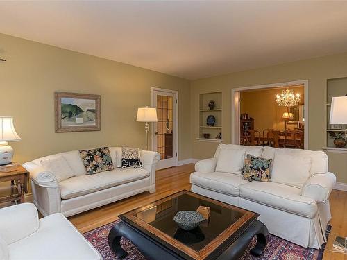 2345 Queenswood Dr, Saanich, BC - Indoor Photo Showing Living Room