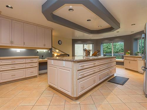 2345 Queenswood Dr, Saanich, BC - Indoor Photo Showing Kitchen