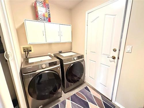 819 Patrick Dr, Parksville, BC - Indoor Photo Showing Laundry Room