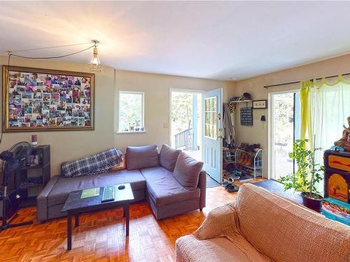 121 Whims Rd, Salt Spring, BC - Indoor Photo Showing Living Room