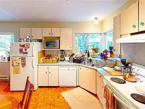 121 Whims Rd, Salt Spring, BC - Indoor Photo Showing Kitchen With Double Sink