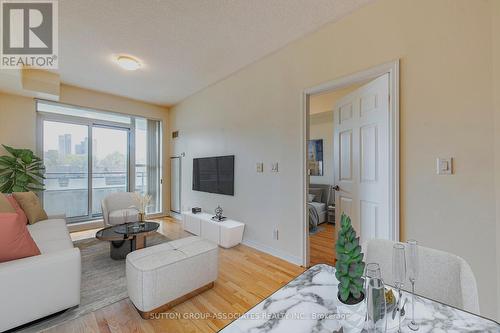306 - 736 Spadina Avenue, Toronto, ON - Indoor Photo Showing Living Room