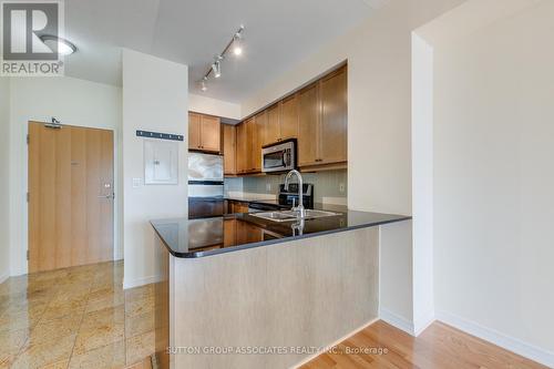 306 - 736 Spadina Avenue, Toronto, ON - Indoor Photo Showing Kitchen With Double Sink