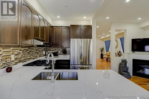 485 Meadowridge Court, Mississauga, ON - Indoor Photo Showing Kitchen With Upgraded Kitchen