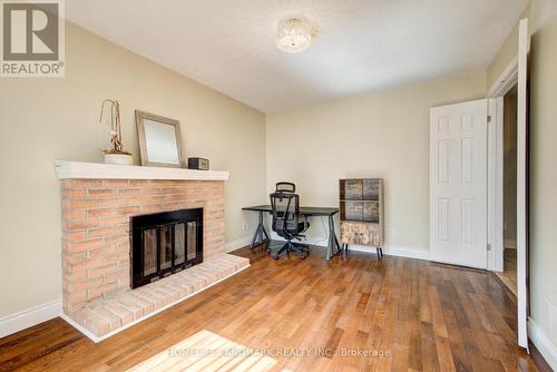 1537 Queensbury Crescent, Oakville, ON - Indoor Photo Showing Living Room With Fireplace