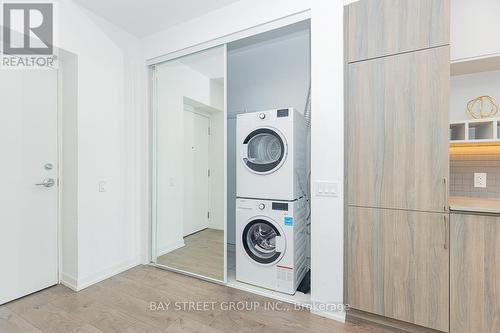 701 - 950 Portage Parkway, Vaughan, ON - Indoor Photo Showing Laundry Room