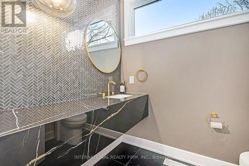 17 Gwynne Avenue W, Ottawa, ON - Indoor Photo Showing Bathroom