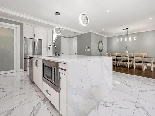 48 Hampton Rd, Saanich, BC - Indoor Photo Showing Kitchen With Upgraded Kitchen