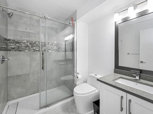 48 Hampton Rd, Saanich, BC - Indoor Photo Showing Bathroom