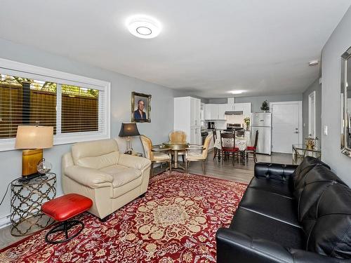 48 Hampton Rd, Saanich, BC - Indoor Photo Showing Living Room