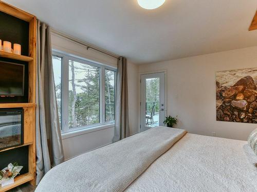 Chambre Ã  coucher principale - 897 Ch. Du Lac, Saint-Sauveur, QC - Indoor Photo Showing Bedroom