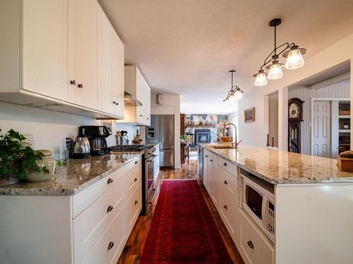 881 Hilly Lake Road, Kenora, ON - Indoor Photo Showing Kitchen With Upgraded Kitchen