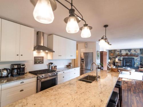 881 Hilly Lake Road, Kenora, ON - Indoor Photo Showing Kitchen With Double Sink