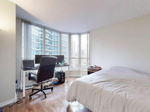 1415-7 Carlton St, Toronto, ON - Indoor Photo Showing Bedroom