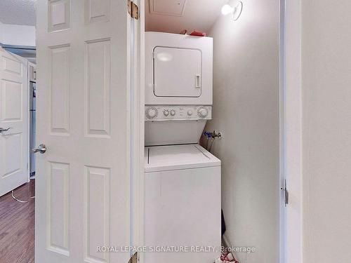1415-7 Carlton St, Toronto, ON - Indoor Photo Showing Laundry Room