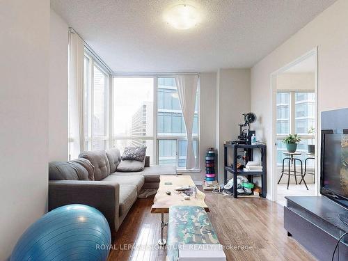 1415-7 Carlton St, Toronto, ON - Indoor Photo Showing Living Room