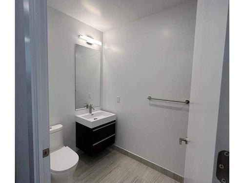 4405-39 Roehampton Ave, Toronto, ON - Indoor Photo Showing Bathroom
