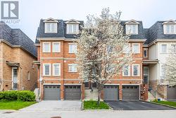 #203 -435 HENSALL CIRC  Mississauga, ON L5A 4P1