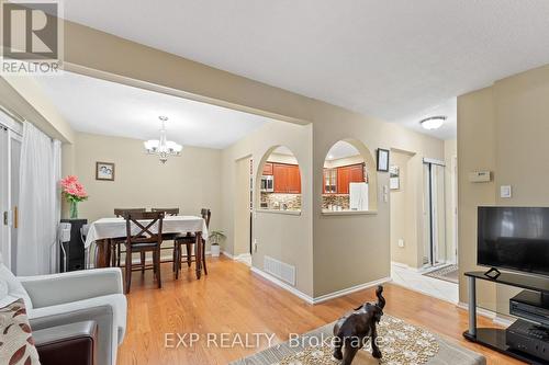 7242 Corrine Crescent, Mississauga, ON - Indoor Photo Showing Living Room