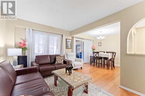 7242 Corrine Crescent, Mississauga, ON - Indoor Photo Showing Living Room