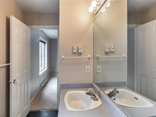 205-1632 Crescent View Dr, Nanaimo, BC - Indoor Photo Showing Bathroom