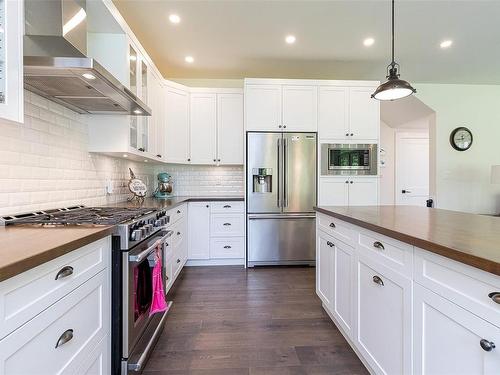 830 Clayton Rd, North Saanich, BC - Indoor Photo Showing Kitchen With Upgraded Kitchen