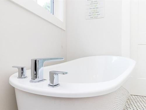 830 Clayton Rd, North Saanich, BC - Indoor Photo Showing Bathroom