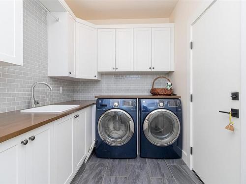 830 Clayton Rd, North Saanich, BC - Indoor Photo Showing Laundry Room