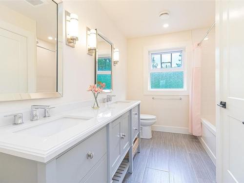 830 Clayton Rd, North Saanich, BC - Indoor Photo Showing Bathroom