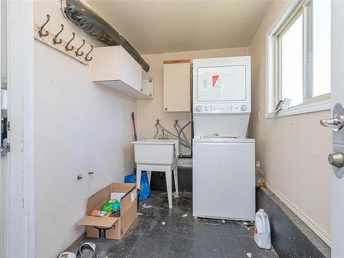 2223 Rosstown Rd, Nanaimo, BC - Indoor Photo Showing Laundry Room