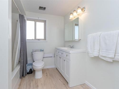 2223 Rosstown Rd, Nanaimo, BC - Indoor Photo Showing Bathroom