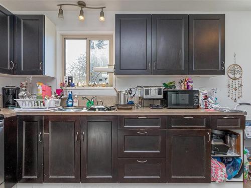 2223 Rosstown Rd, Nanaimo, BC - Indoor Photo Showing Kitchen