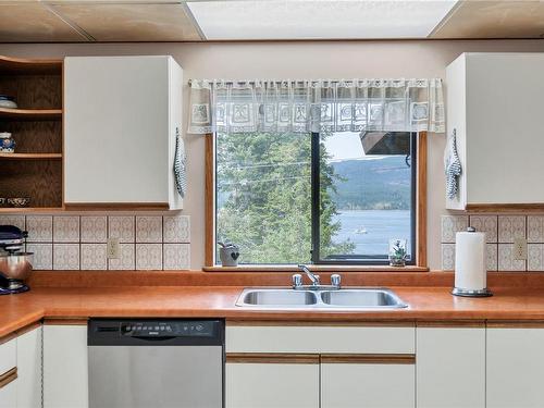 5532 Raceway Rd, Campbell River, BC - Indoor Photo Showing Kitchen With Double Sink