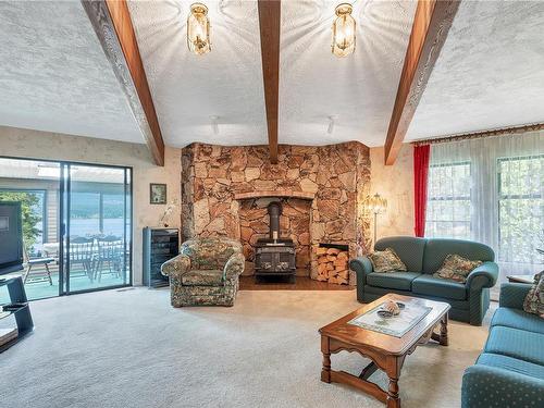 5532 Raceway Rd, Campbell River, BC - Indoor Photo Showing Living Room With Fireplace