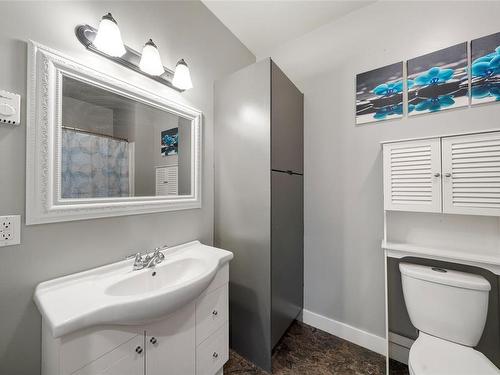 2262 Rolla Pl, Highlands, BC - Indoor Photo Showing Bathroom