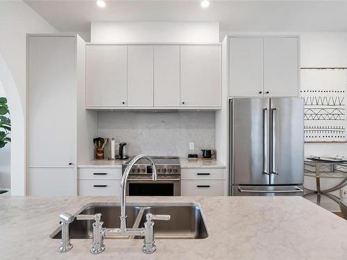 17-230 Wilson St, Victoria, BC - Indoor Photo Showing Kitchen With Upgraded Kitchen