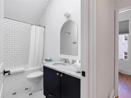 17-230 Wilson St, Victoria, BC - Indoor Photo Showing Bathroom