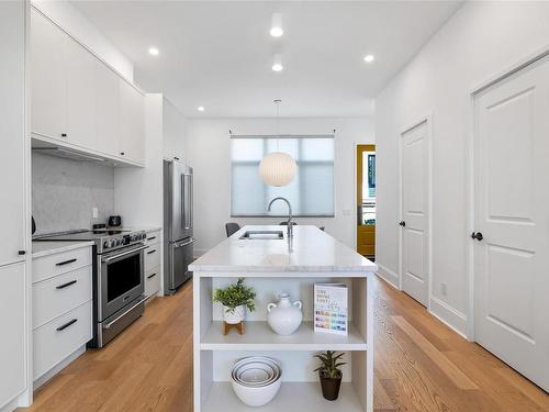 17-230 Wilson St, Victoria, BC - Indoor Photo Showing Kitchen With Upgraded Kitchen