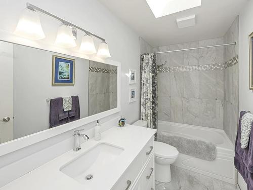 5557 Old West Saanich Rd, Saanich, BC - Indoor Photo Showing Bathroom