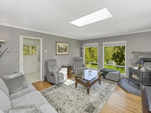 5557 Old West Saanich Rd, Saanich, BC - Indoor Photo Showing Living Room