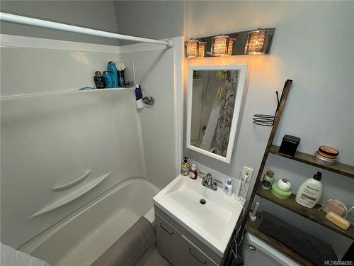 502 Elizabeth St, Nanaimo, BC - Indoor Photo Showing Bathroom