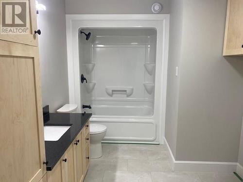 main bath with laundry on 2nd floor - 39 Northbrook Road, Petawawa, ON - Indoor Photo Showing Bathroom