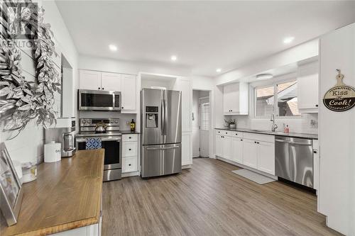 306 Braemar Place, St Clair, ON - Indoor Photo Showing Kitchen With Upgraded Kitchen