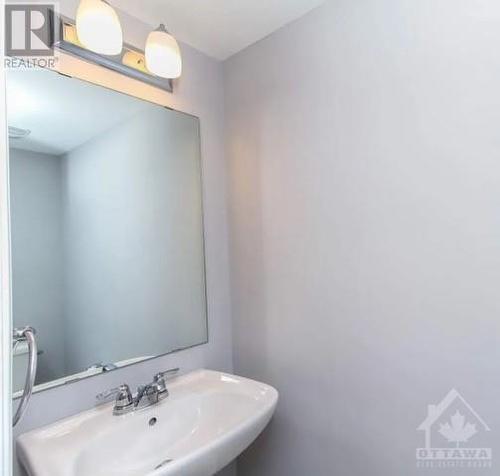 561 Roundleaf Way, Ottawa, ON - Indoor Photo Showing Bathroom