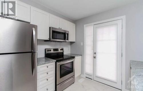 561 Roundleaf Way, Ottawa, ON - Indoor Photo Showing Kitchen With Stainless Steel Kitchen
