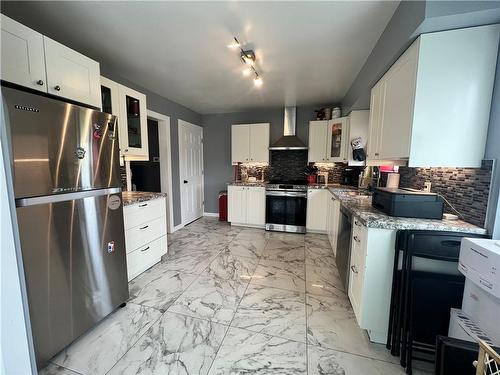 92 Hodgkins Avenue, Thorold, ON - Indoor Photo Showing Kitchen