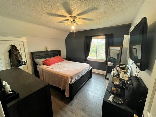 92 Hodgkins Avenue, Thorold, ON - Indoor Photo Showing Bedroom