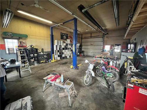 92 Hodgkins Avenue, Thorold, ON - Indoor Photo Showing Garage