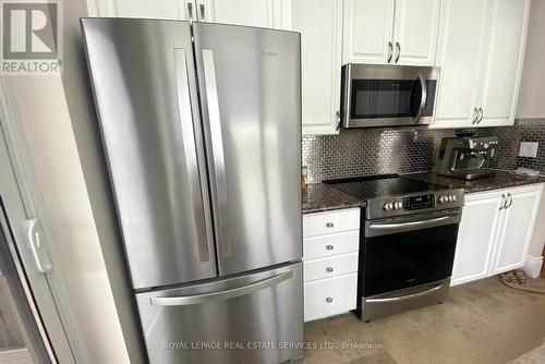 2110 - 5229 Dundas Street W, Toronto, ON - Indoor Photo Showing Kitchen