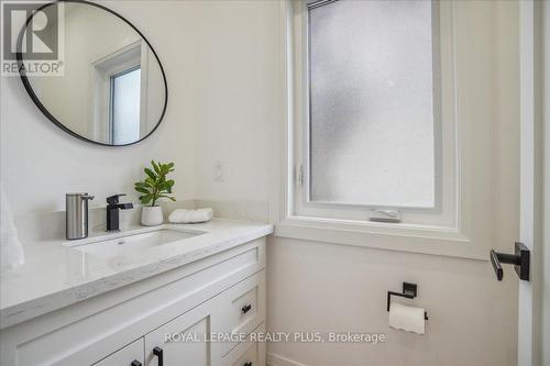 739 Scenic Drive, Hamilton, ON - Indoor Photo Showing Bathroom